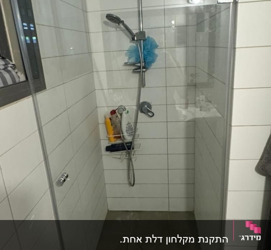 מקלחת עם ראש מקלחת, ספוג כחול ומוצרי רחצה